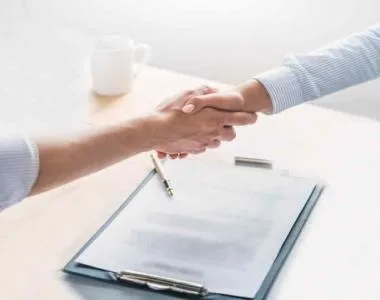 A importância de ler o contrato antes de assinar.