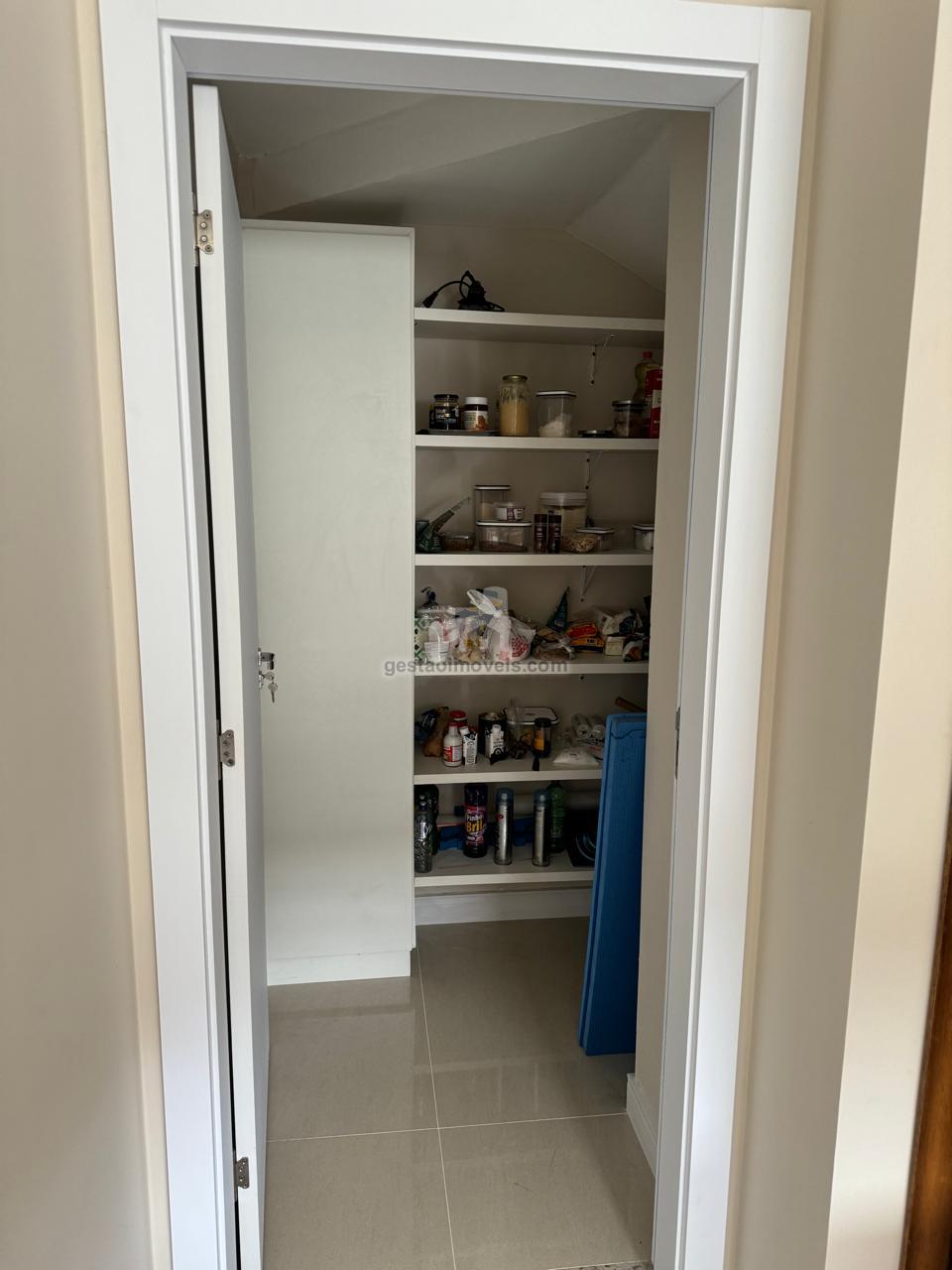 OPORTUNIDADE IMPERDÍVEL: Linda Casa de 3 Quartos no Condomínio Caledônia 