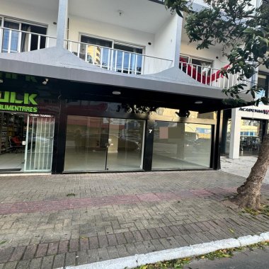 Sala comercial para Locação Anual na 3ª Avenida no centro em Balneário Camboriú