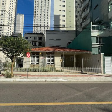 Casa ALTO PADRÃO 3 quartos para LOCAÇÃO ANUAL no CENTRO em Balneário Camboriú