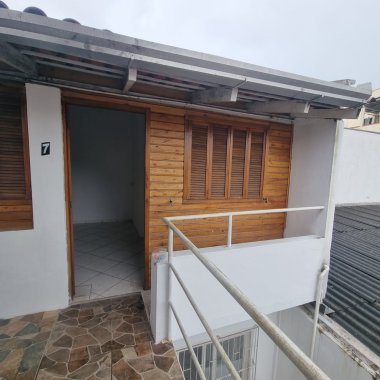 Kitnet studio com banheiro na rua Criciúma em B.C.