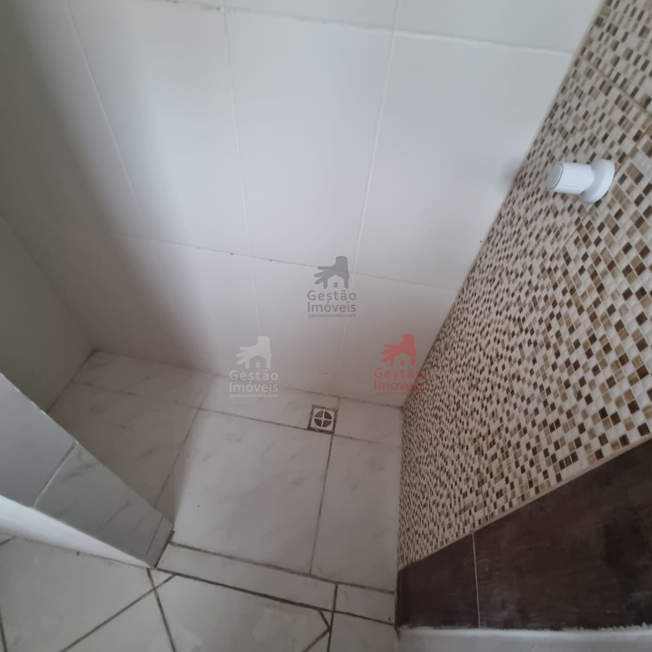 Kitnet studio com banheiro na rua Criciúma em B.C.