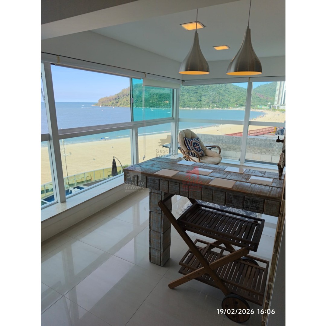 Apartamento frente mar com 4 quartos na Barra Sul