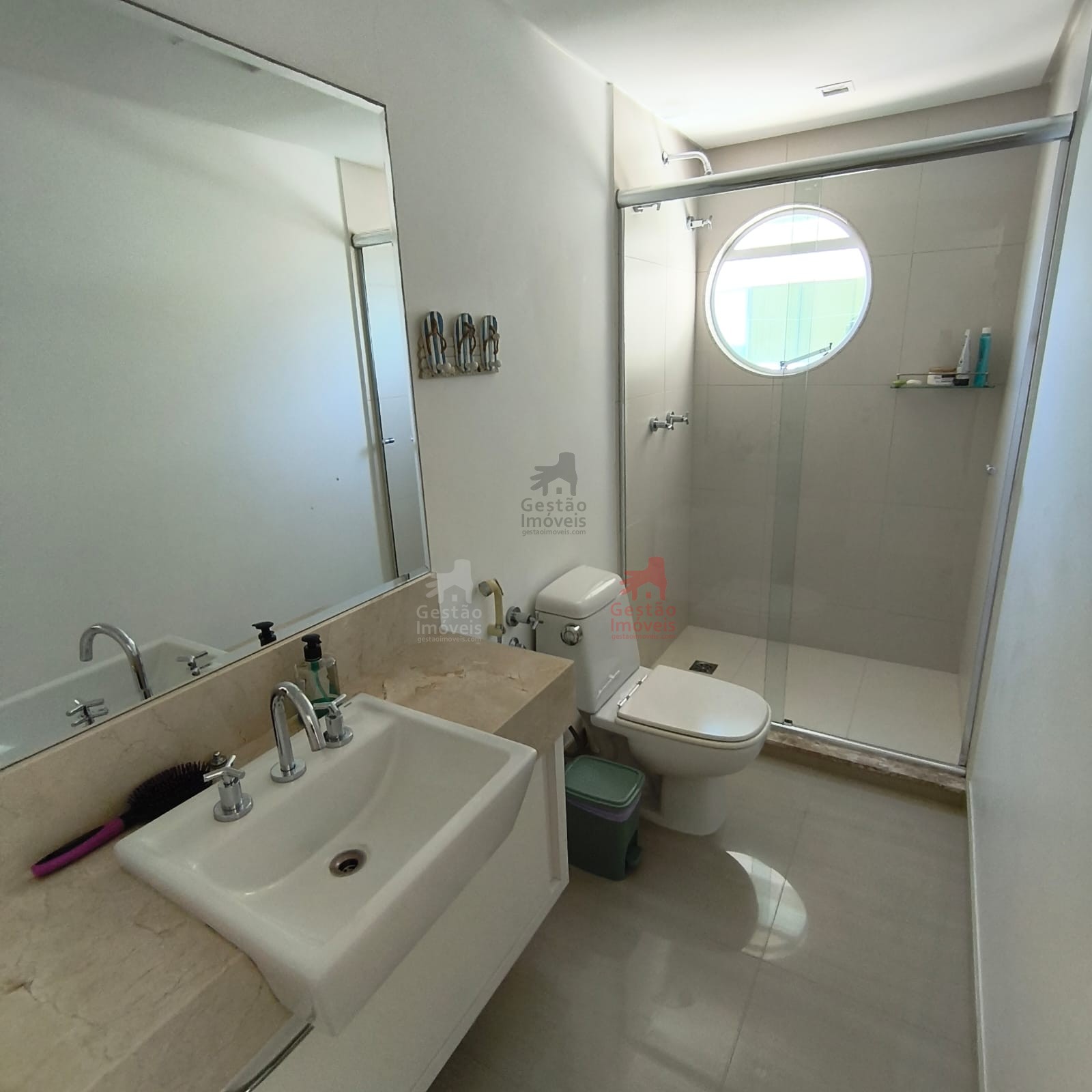 Apartamento frente mar com 4 quartos na Barra Sul