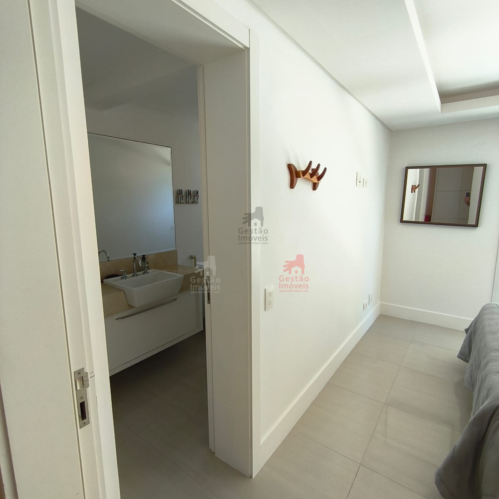 Apartamento frente mar com 4 quartos na Barra Sul