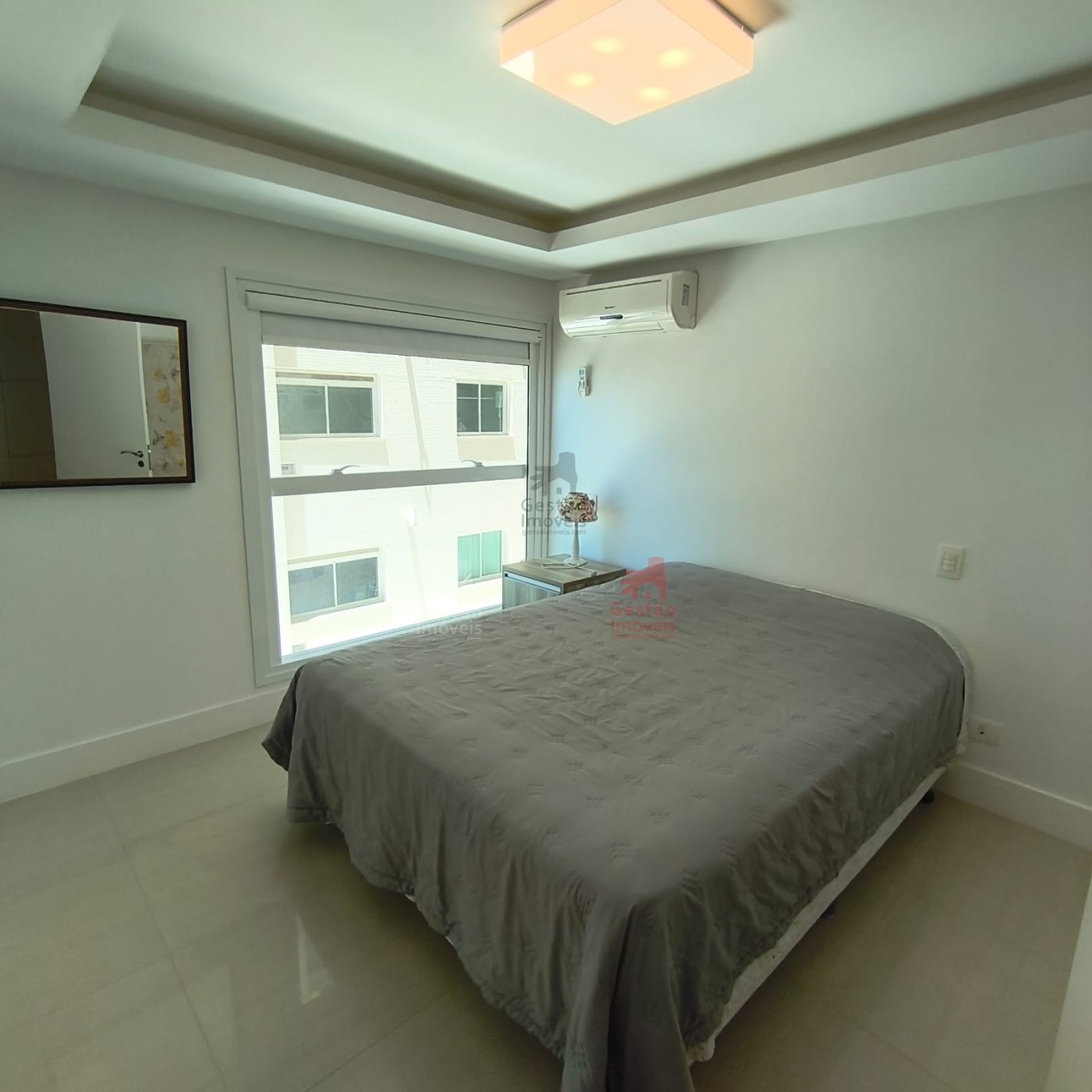 Apartamento frente mar com 4 quartos na Barra Sul