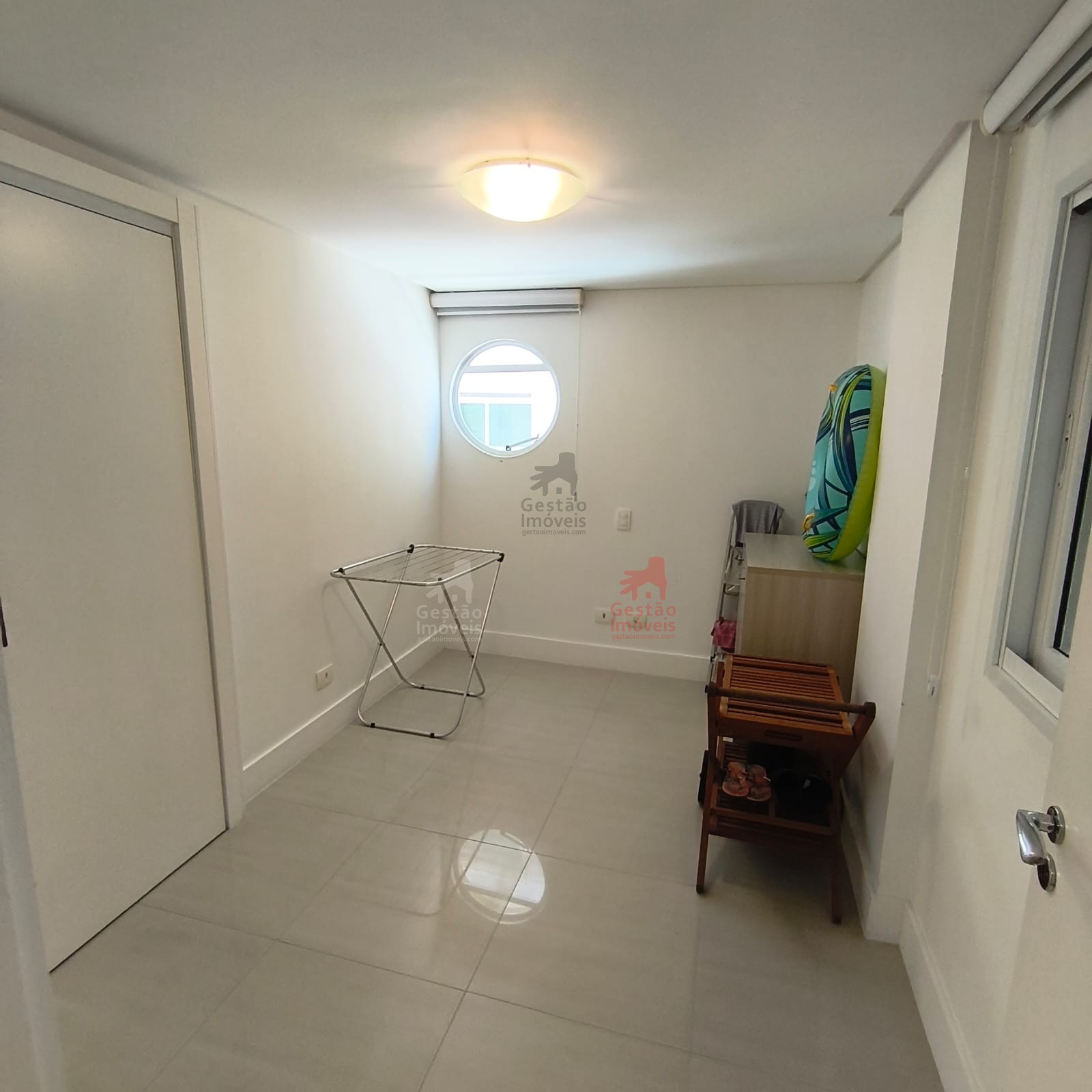 Apartamento frente mar com 4 quartos na Barra Sul