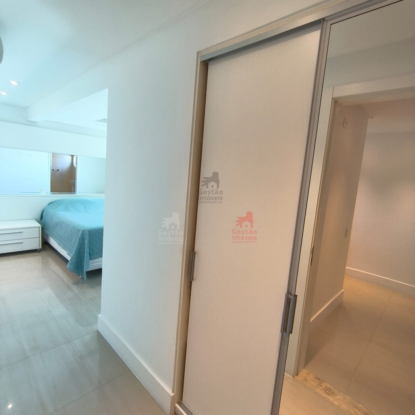 Apartamento frente mar com 4 quartos na Barra Sul