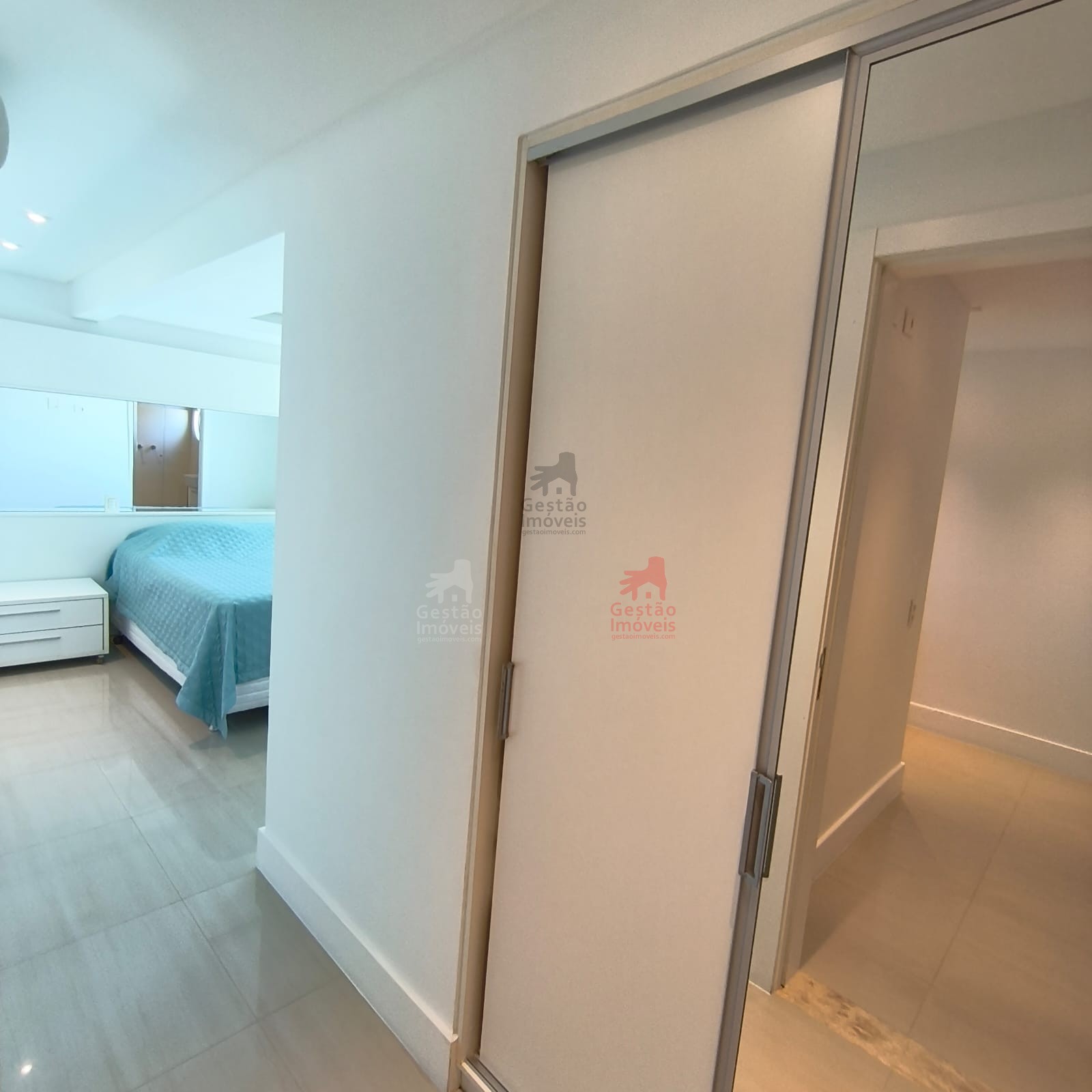 Apartamento frente mar com 4 quartos na Barra Sul