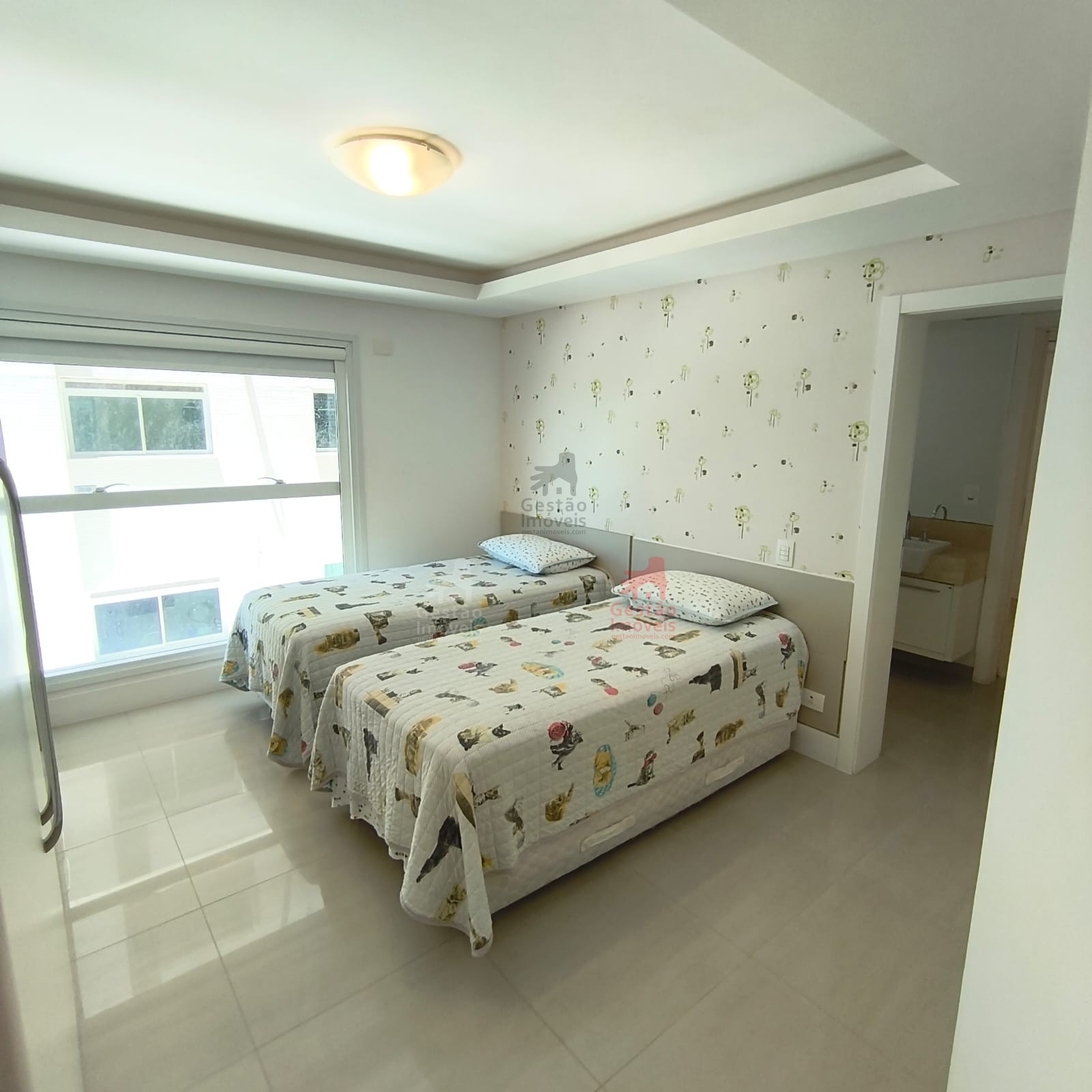 Apartamento frente mar com 4 quartos na Barra Sul