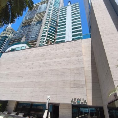 Apartamento frente mar com 4 quartos na Barra Sul