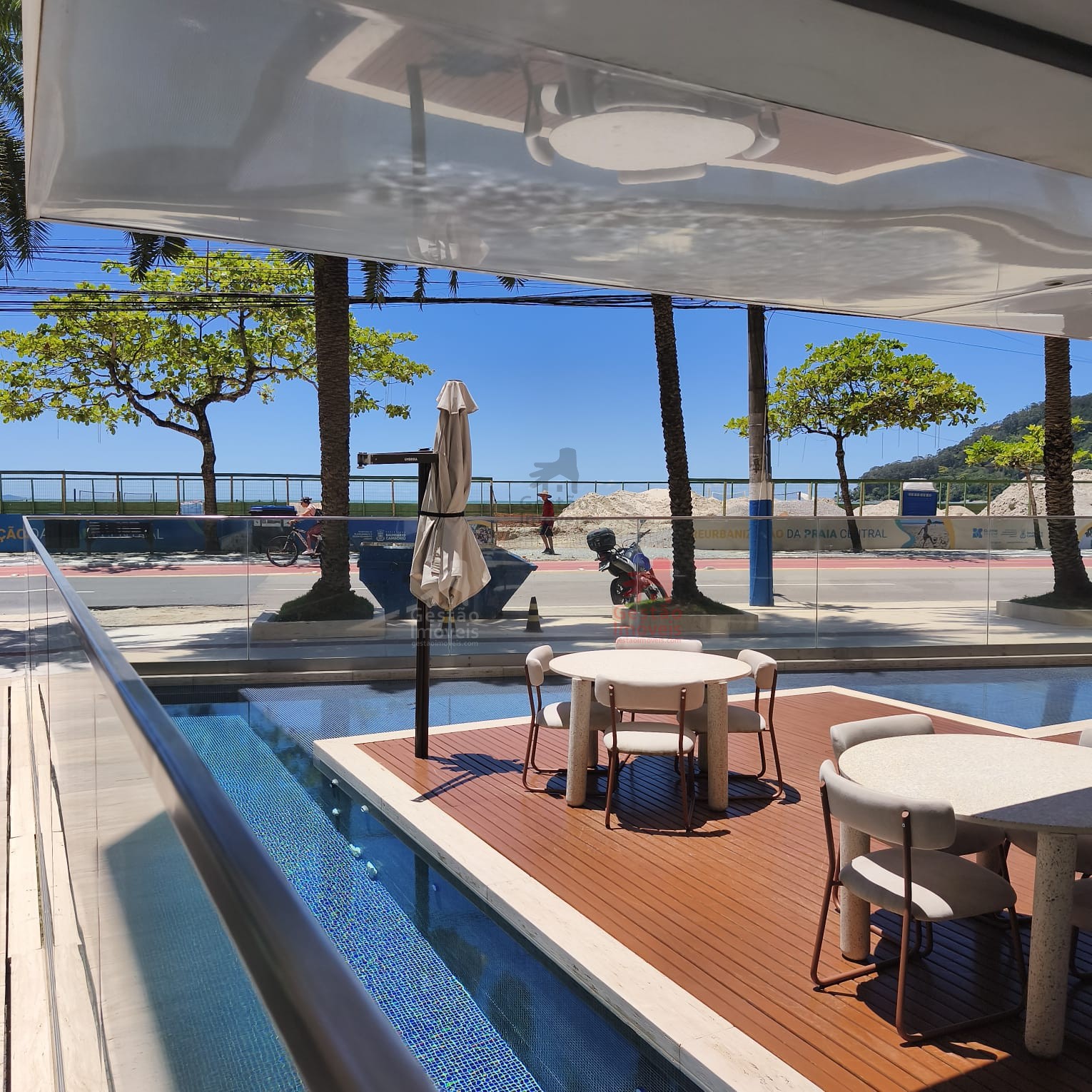 Apartamento frente mar com 4 quartos na Barra Sul