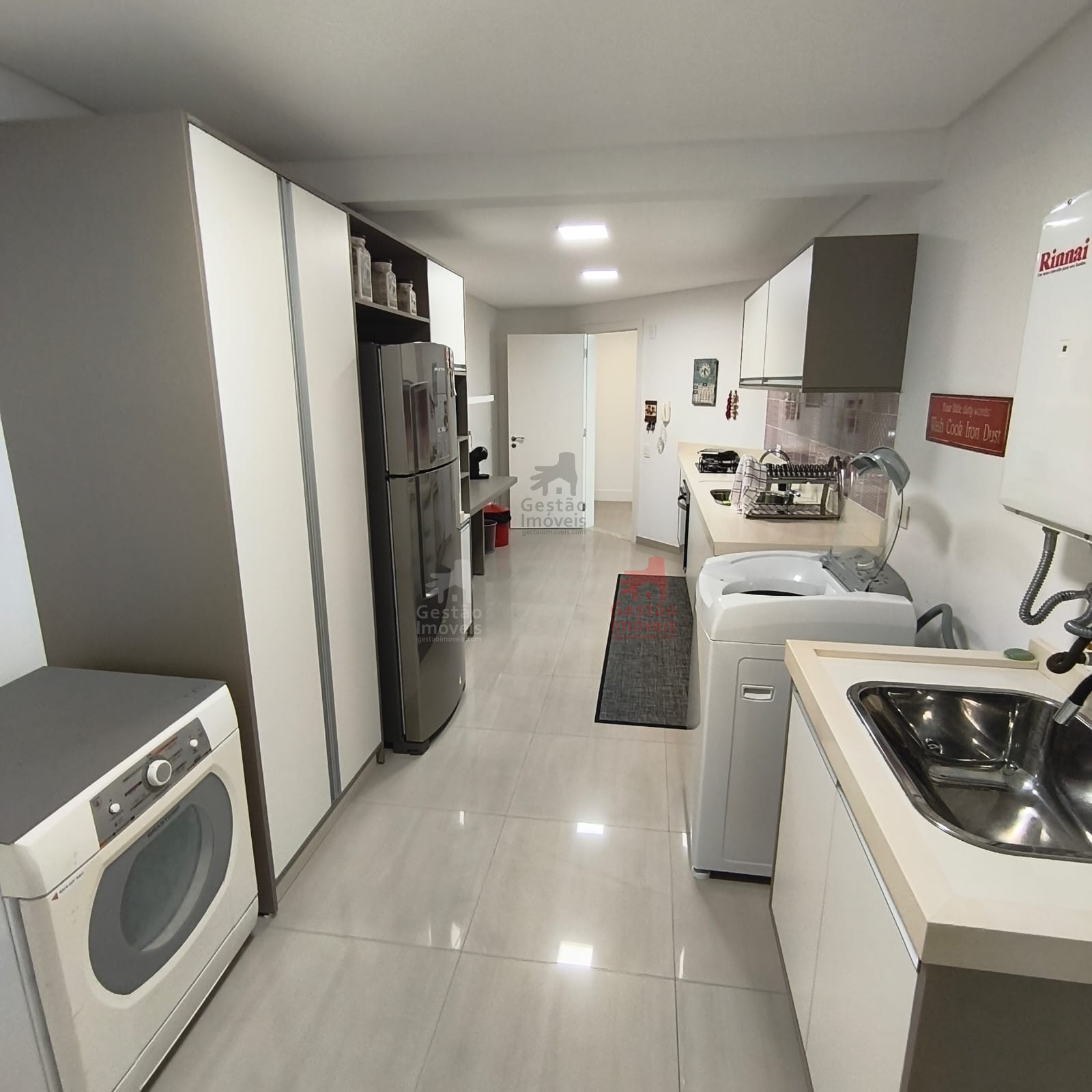 Apartamento frente mar com 4 quartos na Barra Sul