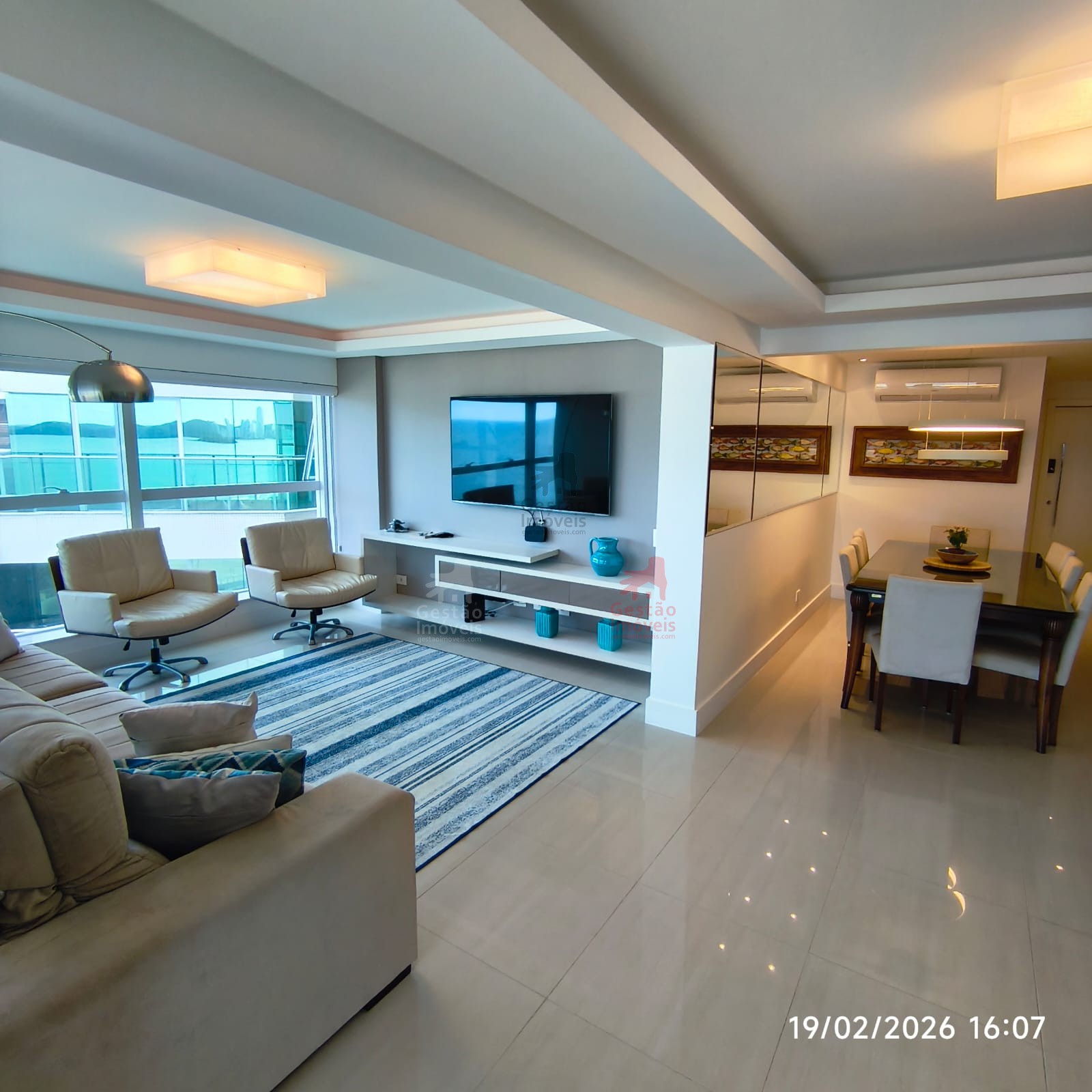 Apartamento frente mar com 4 quartos na Barra Sul