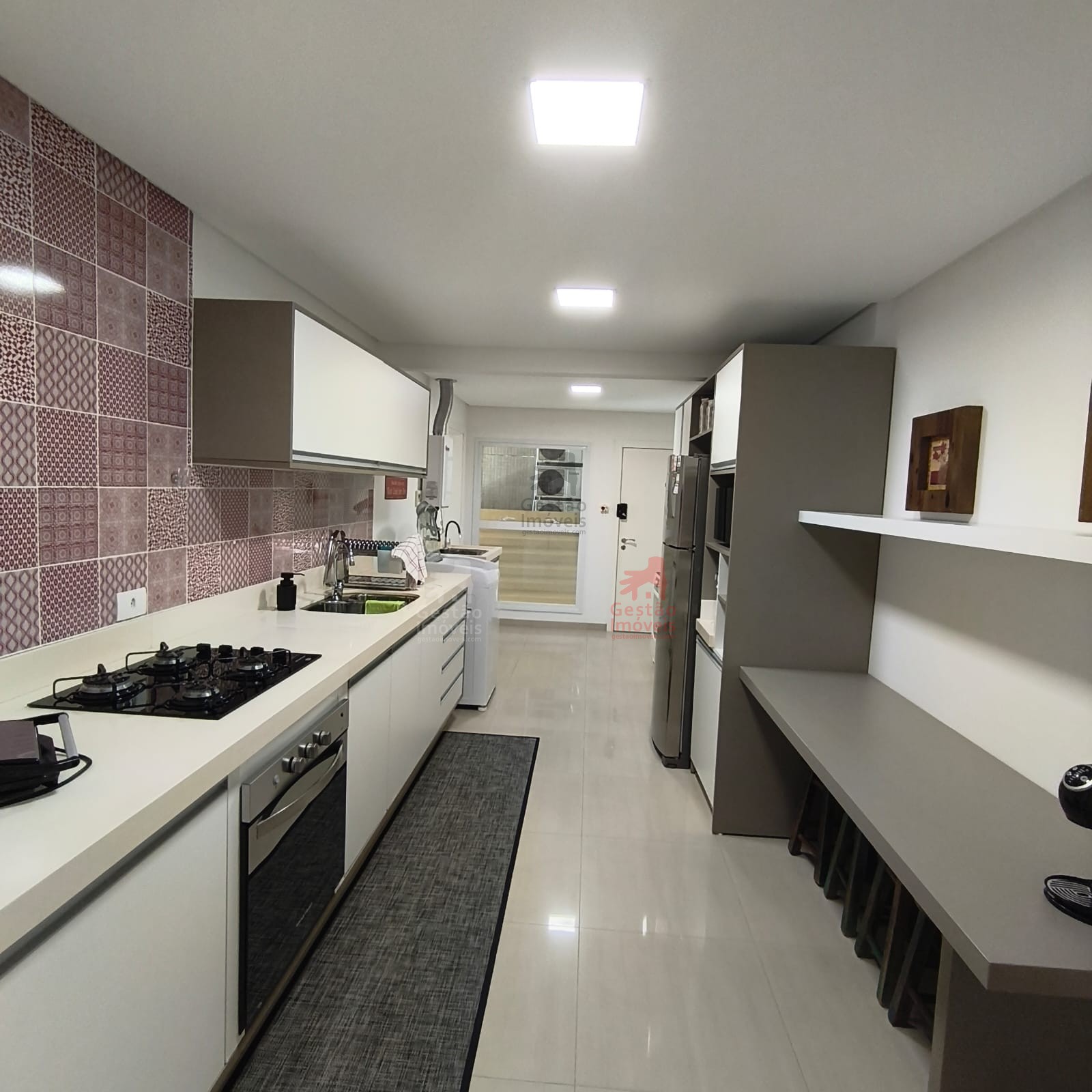 Apartamento frente mar com 4 quartos na Barra Sul