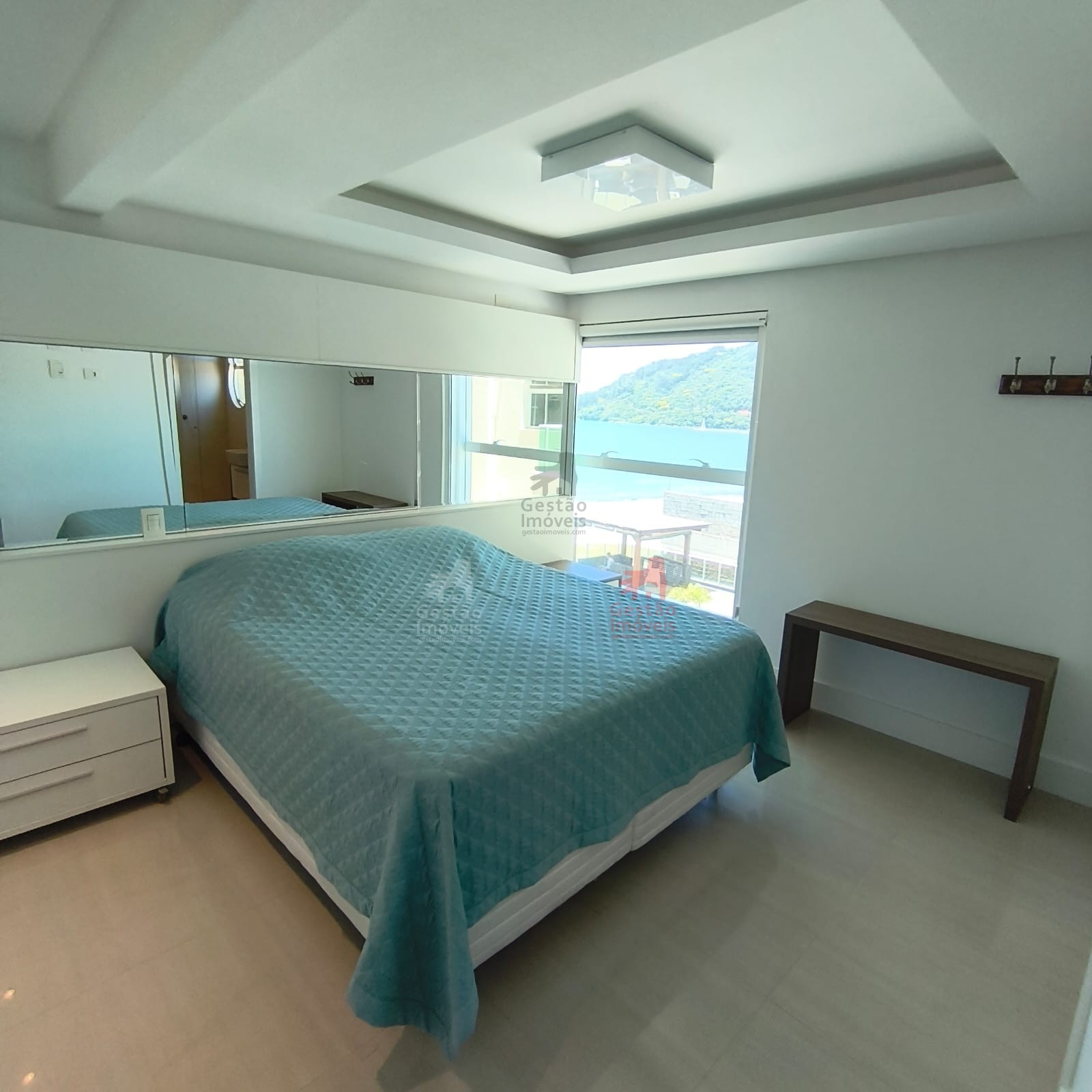 Apartamento frente mar com 4 quartos na Barra Sul