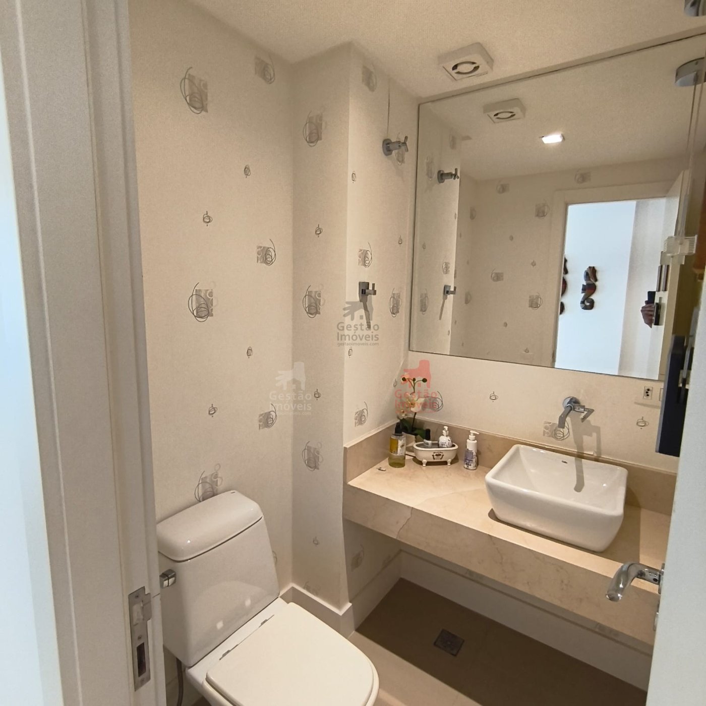 Apartamento frente mar com 4 quartos na Barra Sul