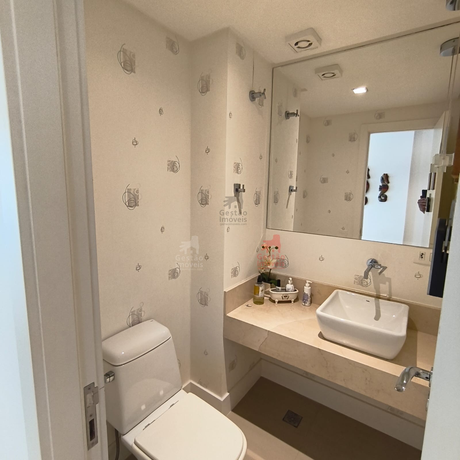 Apartamento frente mar com 4 quartos na Barra Sul