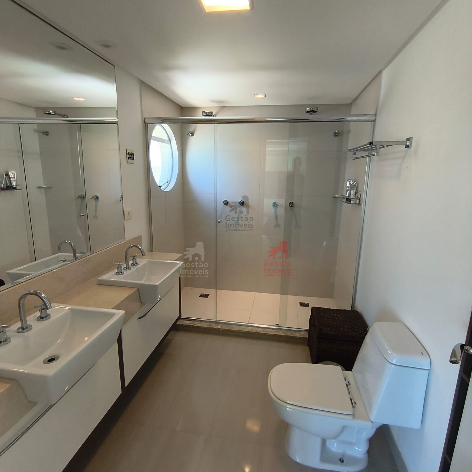 Apartamento frente mar com 4 quartos na Barra Sul