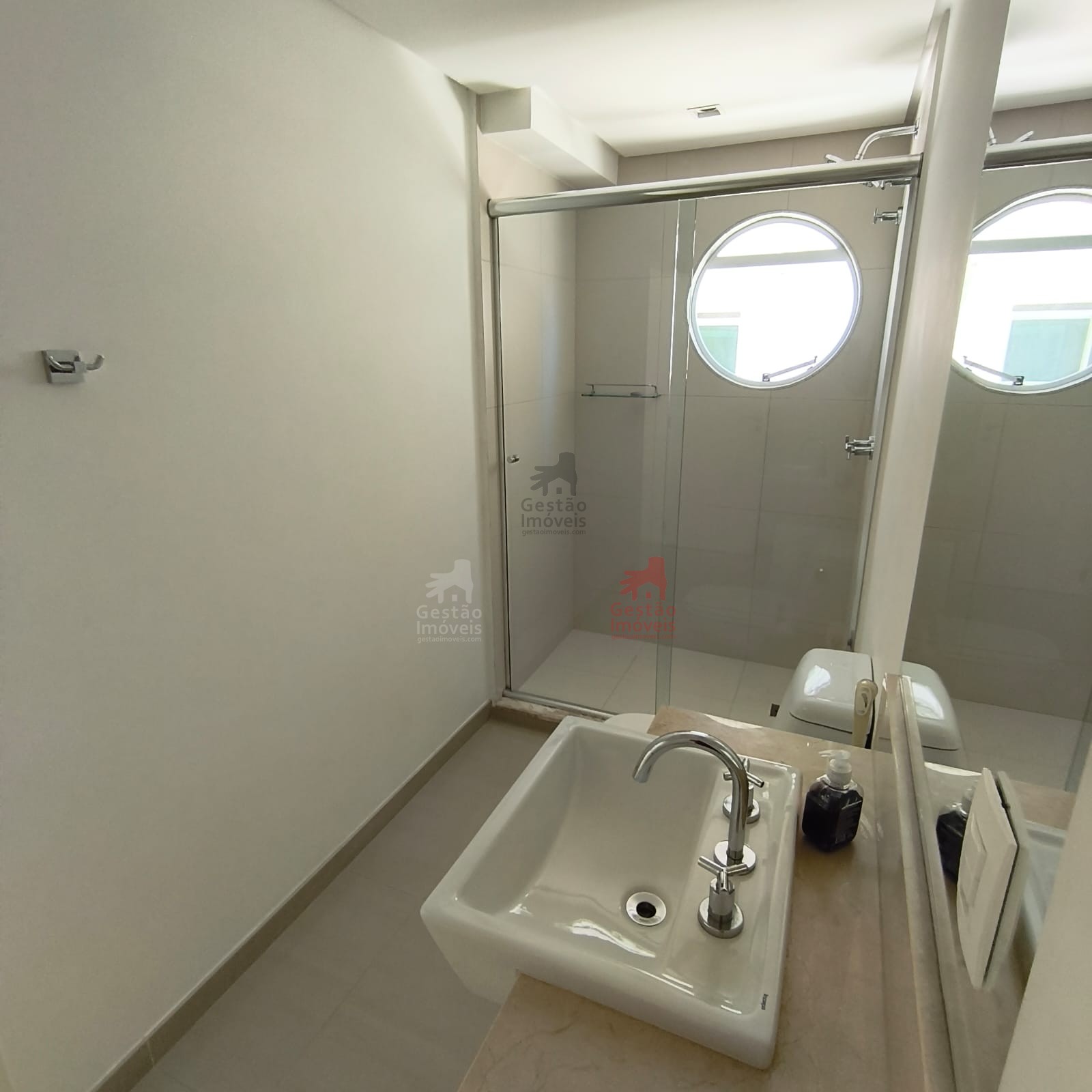 Apartamento frente mar com 4 quartos na Barra Sul