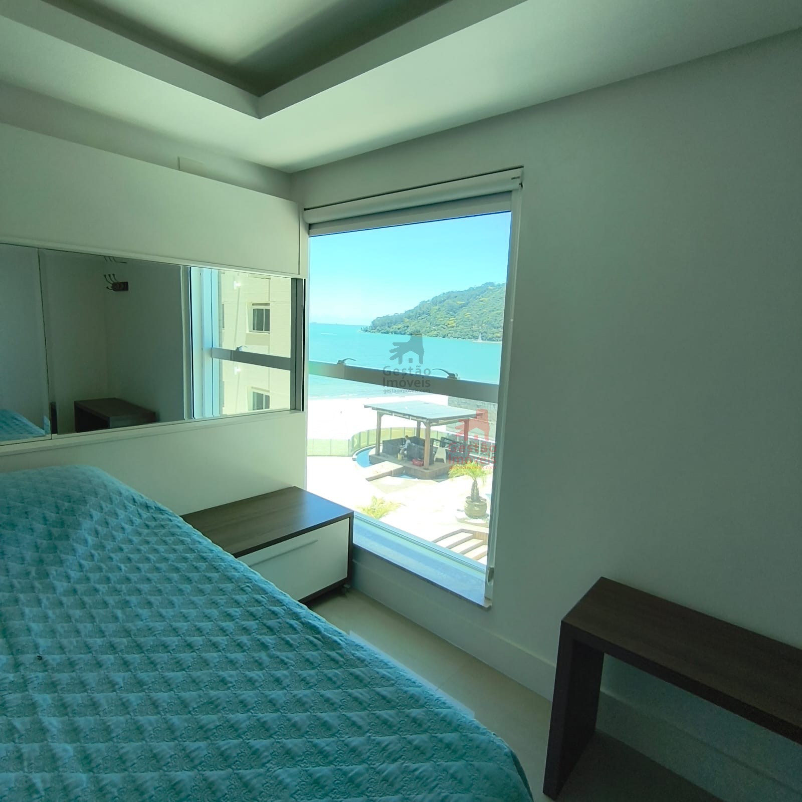 Apartamento frente mar com 4 quartos na Barra Sul